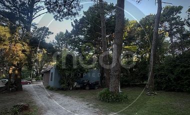 Local comercial, lote y tres departamentos a la venta en Costa del Este - Calle Las Camelias al 407