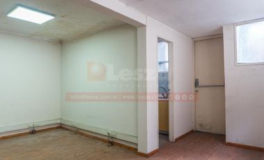 Ideal uso profesional / comercial en inmejorable ubicación Lanús