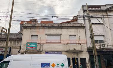 Ideal uso profesional / comercial en inmejorable ubicación Lanús