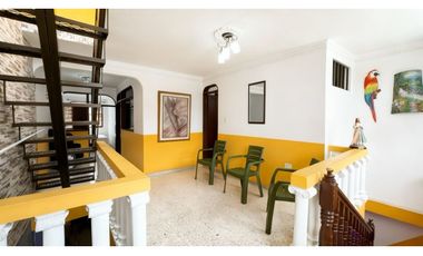 Casa de tres pisos con terraza en venta - Barrio Nuevo, Palmira, Valle