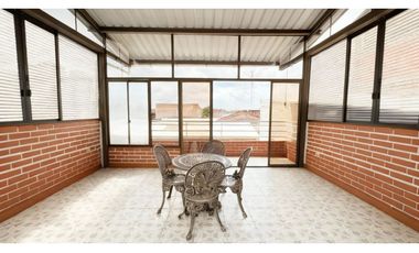 Casa de tres pisos con terraza en venta - Barrio Nuevo, Palmira, Valle