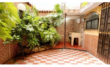 Casa de tres pisos con terraza en venta - Barrio Nuevo, Palmira, Valle