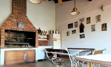 Casa en Venta en Munro - cochera, jardin y quincho.