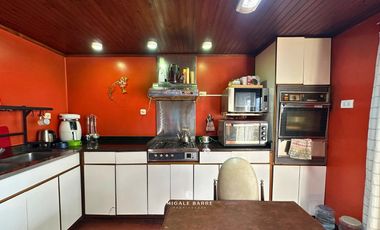 Casa en Venta en Munro - cochera, jardin y quincho.