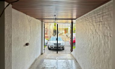 Casa en Venta en Munro - cochera, jardin y quincho.