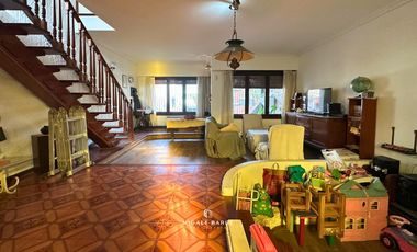 Casa en Venta en Munro - cochera, jardin y quincho.