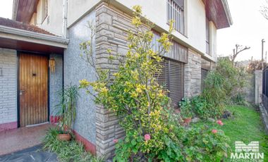 Casa martínez 2 cuadras de avenida 3 dormitorios escritorio playroom jardin cochera