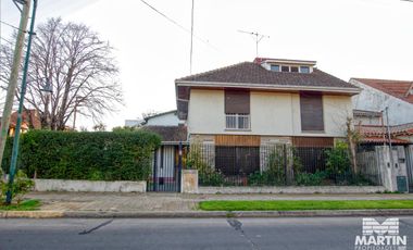Casa martínez 2 cuadras de avenida 3 dormitorios escritorio playroom jardin cochera