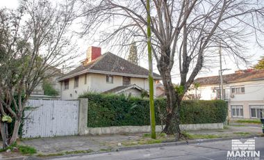 Casa martínez 2 cuadras de avenida 3 dormitorios escritorio playroom jardin cochera