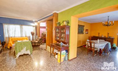 Casa martínez 2 cuadras de avenida 3 dormitorios escritorio playroom jardin cochera