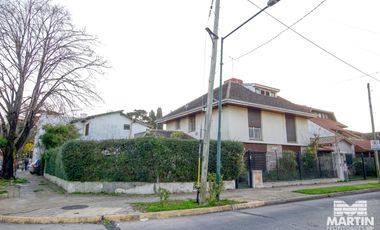 Casa martínez 2 cuadras de avenida 3 dormitorios escritorio playroom jardin cochera