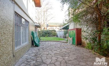 Casa martínez 2 cuadras de avenida 3 dormitorios escritorio playroom jardin cochera