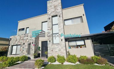 Hermosa Casa en Barrio Lagos de Canning con 5 dormitorios y piscina
