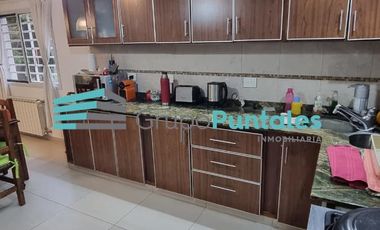 Casa en venta con 3 dormitorios en Turdera Apta Crédito muy buen estado