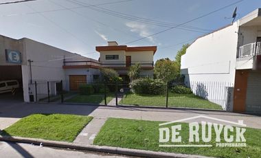 Casa sobre 2 lotes a 1 cuadra y media de Monteagudo