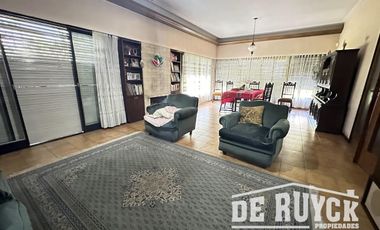 Casa sobre 2 lotes a 1 cuadra y media de Monteagudo