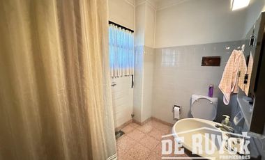 Casa sobre 2 lotes a 1 cuadra y media de Monteagudo