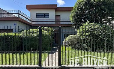 Casa sobre 2 lotes a 1 cuadra y media de Monteagudo