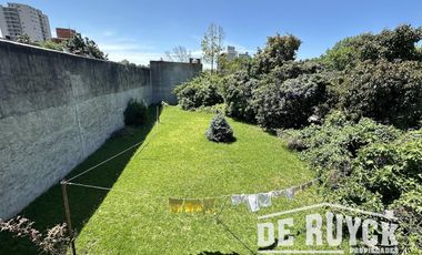 Casa sobre 2 lotes a 1 cuadra y media de Monteagudo