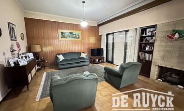 Casa sobre 2 lotes a 1 cuadra y media de Monteagudo