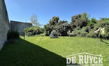 Casa sobre 2 lotes a 1 cuadra y media de Monteagudo