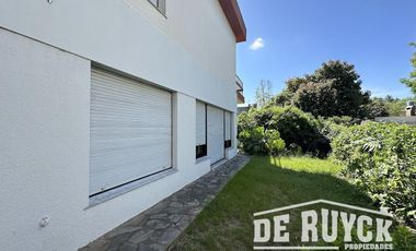 Casa sobre 2 lotes a 1 cuadra y media de Monteagudo