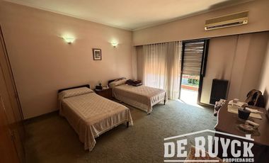 Casa sobre 2 lotes a 1 cuadra y media de Monteagudo