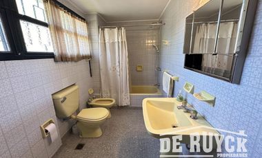 Casa sobre 2 lotes a 1 cuadra y media de Monteagudo