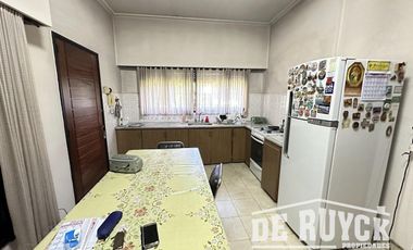 Casa sobre 2 lotes a 1 cuadra y media de Monteagudo