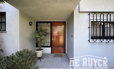 Casa sobre 2 lotes a 1 cuadra y media de Monteagudo