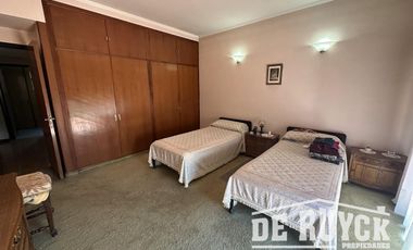 Casa sobre 2 lotes a 1 cuadra y media de Monteagudo