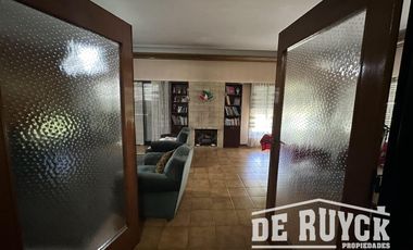 Casa sobre 2 lotes a 1 cuadra y media de Monteagudo