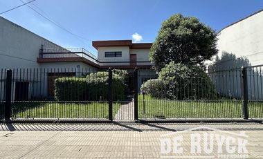 Casa sobre 2 lotes a 1 cuadra y media de Monteagudo