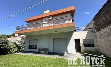 Casa sobre 2 lotes a 1 cuadra y media de Monteagudo