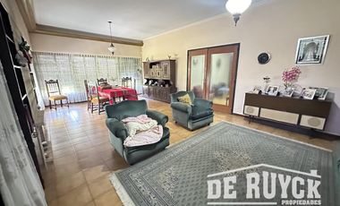 Casa sobre 2 lotes a 1 cuadra y media de Monteagudo