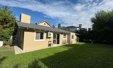 APTO CREDITO Casa en Venta 4 dormitorios   playroom oportunidad en Maschwitz Privado