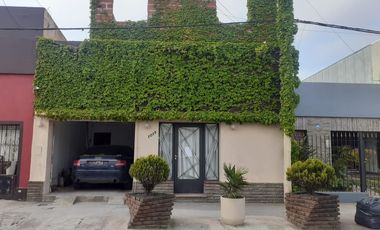 Casa en venta - 3 Dormitorios 2 Baños - Local - Cochera - 317Mts2 - Magdalena