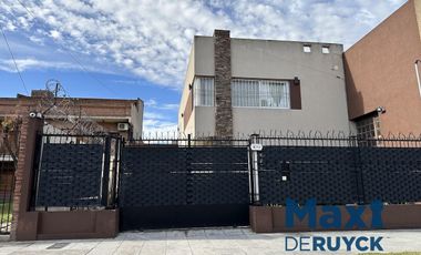 Casa moderna con galpón, Barrio Parque Calchaqui