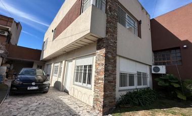 Casa moderna con galpón, Barrio Parque Calchaqui