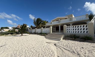 En venta casa frente al mar en Chelem.