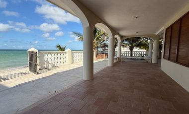 En venta casa frente al mar en Chelem.