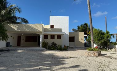 En venta casa frente al mar en Chelem.