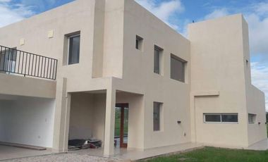 Casa en venta - 3 dormitorios 3 baños - Cochera - 1546mts2  - La Reserva Escondida, Área 60