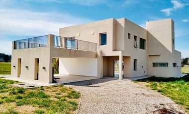 Casa en venta - 3 dormitorios 3 baños - Cochera - 1546mts2  - La Reserva Escondida, Área 60