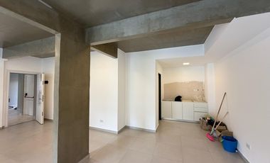 Oficina comercial con Patio a la venta en Wilde