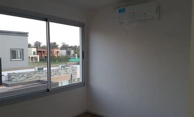 Casa en venta - 3 dormitorios 3 baños - cocheras - 200 mts2 - Guillermo E. Hudson
