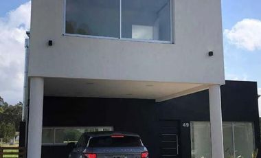 Casa en venta - 3 dormitorios 3 baños - cocheras - 200 mts2 - Guillermo E. Hudson