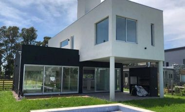 Casa en venta - 3 dormitorios 3 baños - cocheras - 200 mts2 - Guillermo E. Hudson