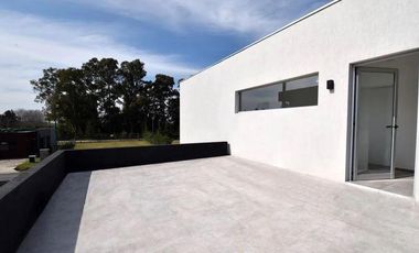 Casa en venta - 3 dormitorios 3 baños - cocheras - 200 mts2 - Guillermo E. Hudson