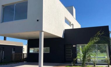 Casa en venta - 3 dormitorios 3 baños - cocheras - 200 mts2 - Guillermo E. Hudson